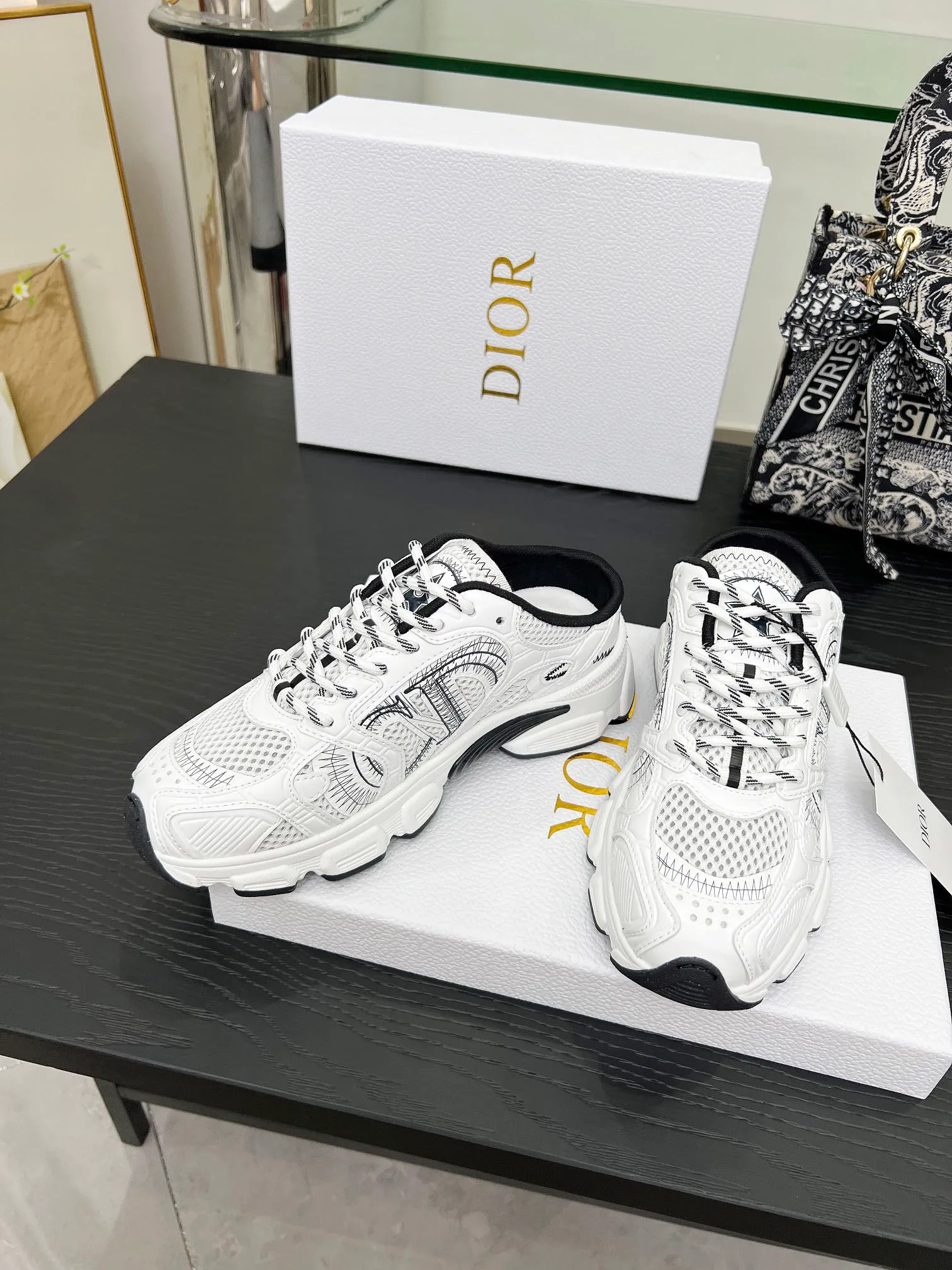 p560🐮🐮This Dior Chrono sports half slipper reinterprets running shoes with Dior's haute couture style. Gray mesh fabric is paired with tonal suede calfskin panels, the CD logo on the side, the star patch on the tongue and the Dior logo on the heel, all in classic fine detail. Featuring two-tone laces and a lightweight sole with star graphics, they can be worn year-round. Size: Women’s size 35-41 (35/42 can be customized) Men’s size 40-46 (men’s version is being printed) Color: 12 colors available
